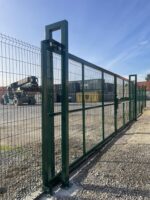 Portail coulissant à panneau rigide double fil